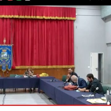 Cercola. Consiglio comunale, sindaco Biagio Rossi in fuga ‘urlando’. Pesanti offese di Vincenzo Barone alla fascia tricolore – VIDEO