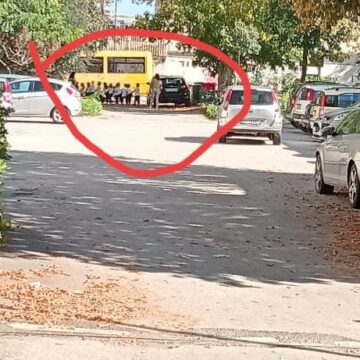 bambini giocano tra le auto scuola de luca picione cercola Cercola. Allarme sicurezza alla Scuola De Luca Picione, decine di bambini ‘giocano’ tra le auto in sosta selvaggia e con il cancello aperto nel piazzale del plesso. La Polizia Municipale attiva i controlli