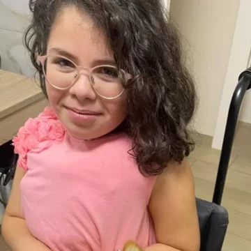 mieiriam ansa Ladri restituiscono il cane rubato alla bimba disabile di Acerra