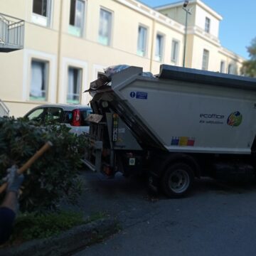 oplus_48 Cercola. Slalom tra le auto ammassate del camion della raccolta rifiuti. Allarme sicurezza alla Scuola De Luca Picione: cancello aperto e auto in sosta sotto le finestre delle aule. Scarsa tutela per i disabili