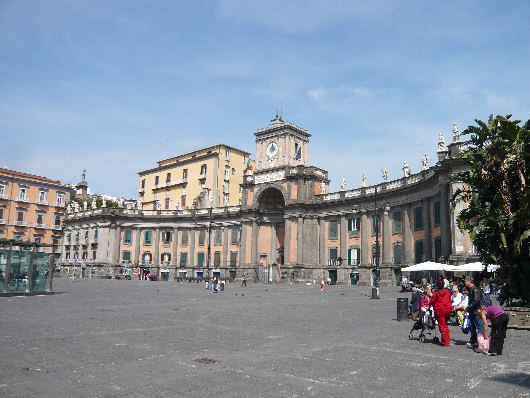 Piazza Dante Napoli. Piazza Dante, pattugliamento h24 dell’Esercito. Aumentata sicurezza per i pedoni