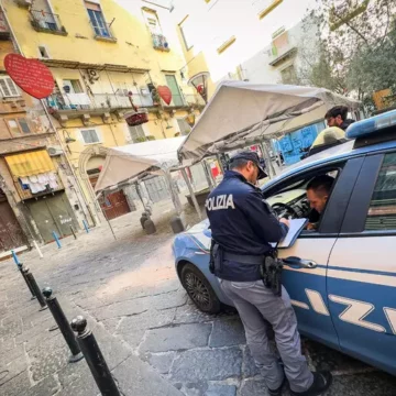 agguato centro storico napoli arcolei Napoli. Agguato al centro storico, morto 18enne colpito alla testa da colpi d’arma da fuoco. Indaga la Polizia di Stato