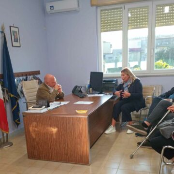 8 mesi senza assegno di cura, le “Mamme Coraggio ” protestano a Pollena. Il sindaco Esposito: “Aspettiamo la rendicontazione del comune di Cercola”. Carmela Rescigno: “Non è più un fatto politico, pronta ad andare in Procura”