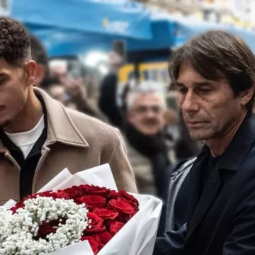 conte e di lorennzo al murales di maradona Conte, De Laurentiis e Di Lorenzo portano fiori ai murales di Maradona ai Quartieri Spagnoli e San Giovanni