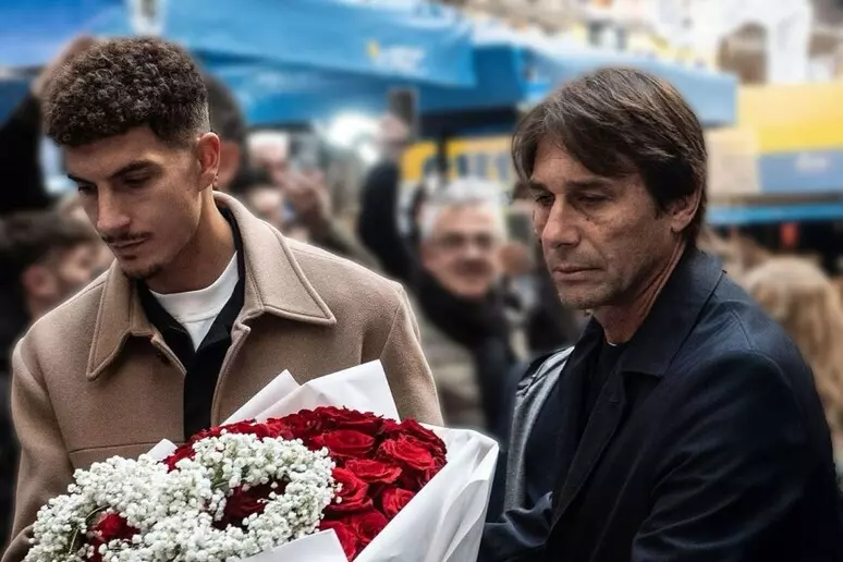 conte e di lorennzo al murales di maradona Conte, De Laurentiis e Di Lorenzo portano fiori ai murales di Maradona ai Quartieri Spagnoli e San Giovanni