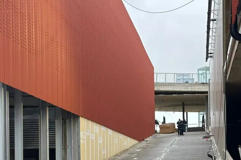 tettoia Torre Annunziata. Cede tettoia centro commerciale da inaugurare, ferito un operaio. Procura sequestrata l’area