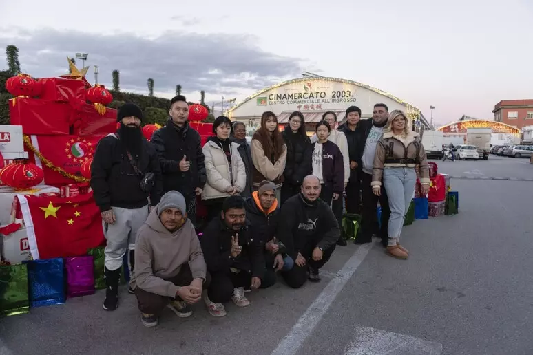 cinesi Doni ai bisognosi di Napoli dalla comunità commerciale cinese