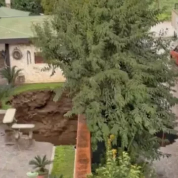 condotta idrica Napoli. Esplode condotta idrica a Secondigliano, evacuate 70 persone