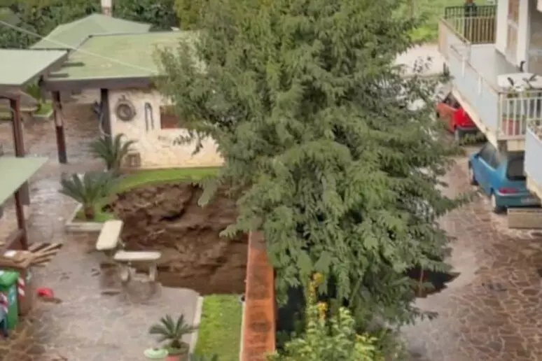 condotta idrica Napoli. Esplode condotta idrica a Secondigliano, evacuate 70 persone