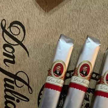 Abiti, oggetti e sigari: ecco le ‘reliquie’ del boss Cutolo. Lo racconta  il libro inchiesta “I diari segreti di Raffaele Cutolo”