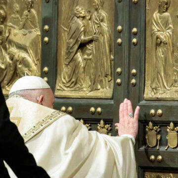 ++ Il Papa apre la Porta Santa, al via il Giubileo ++ Papa Francesco ha aperto la Porta Santa, al via il Giubileo