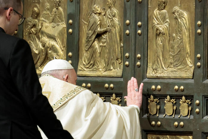 ++ Il Papa apre la Porta Santa, al via il Giubileo ++ Papa Francesco ha aperto la Porta Santa, al via il Giubileo
