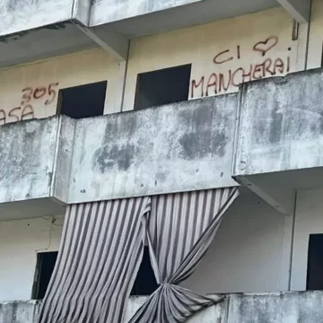 vele scapia scritte Napoli. Partito lo sgombero della Vela Gialla a Scampia, scritte sui muri delle case: “Grazie di avermi ospitato” e “Casa ci mancherai”