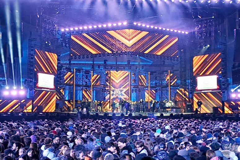 xfactor v Napoli. ‘X Factor’ a Piazza del Plebiscito, 21 lavoratori in nero nello smontaggio del palco. Sei imprese sospese