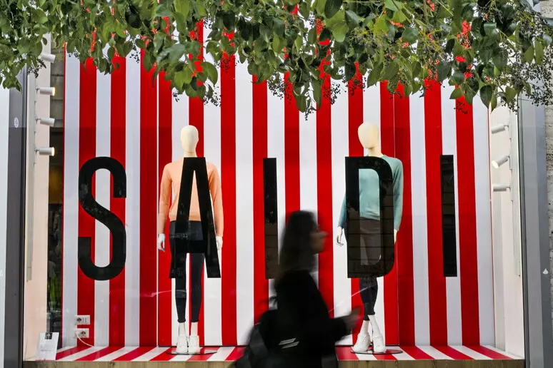 SALDI NAPOLI Confesercenti Campania, molto bene il primo week-end di saldi. Boom di turisti, lunghe file anche nella notte della Befana