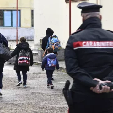 Castellammare di Stabia. Abusi su alcuni alunni, arrestata la prof di sostegno che fu aggredita dai genitor