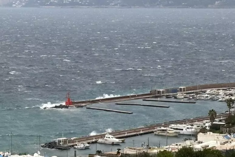 capri isolata Maltempo, bloccate le navi. Capri isolata, anche i traghetti restano fermi