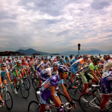 Giro d’Italia 2025: torna a Napoli, passando per il Parco Verde di Caivano