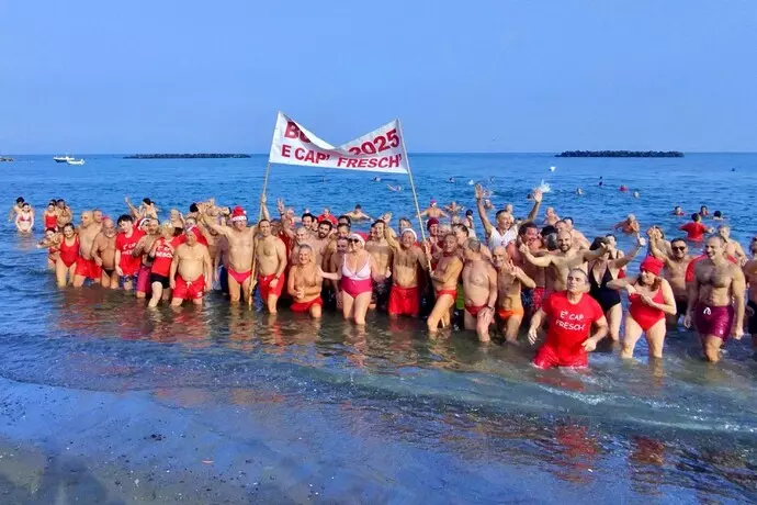 ischia Primo tuffo dell’anno ad Ischia. Centinaia di persone rispettano tradizione