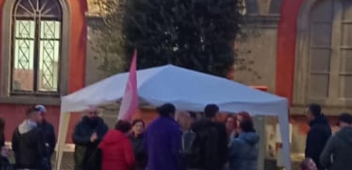 mamme coraggio a piazza libertà a cercolamunicipio Ambito Sociale n. 24. Dirigente regionale Somma accusa :”L’interruzione degli assegni di cura crea un danno alla collettività!”. Fate presto! Le ‘Mamme Coraggio’ stanno sfidando il ‘sistema’