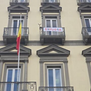r1pud1a Napoli. a questa mattina, sulla facciata Palazzo San Giacomo, è presente lo striscione “R1pud1a”