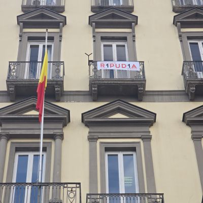 r1pud1a Napoli. a questa mattina, sulla facciata Palazzo San Giacomo, è presente lo striscione “R1pud1a”