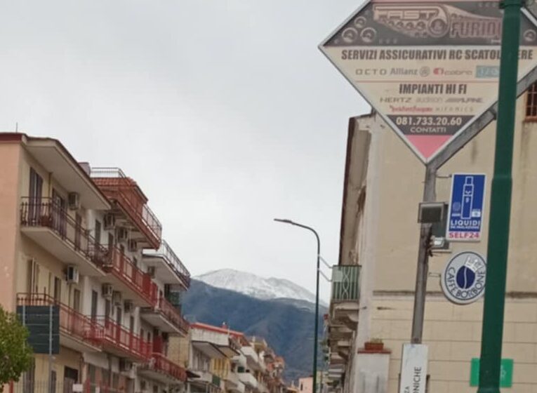 vesuvio imbiancato 2025 Prosegue la chiusura per gli ingressi al Gran Cono del Vesuvio. L’accesso è impraticabile dal 12 gennaio causa neve