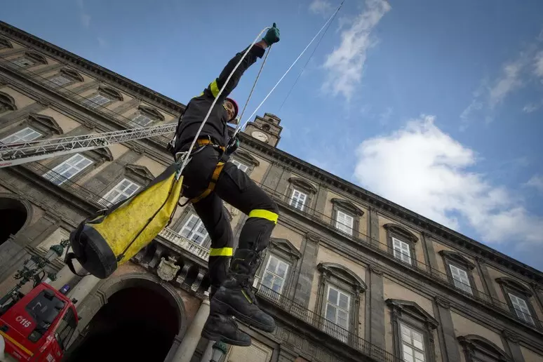 volo befna Napoli saluta le feste con il volo della Befana dal Palazzo Reale in Piazza del Plebiscito