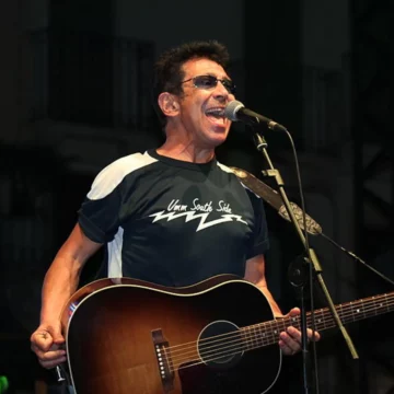 Questa sera alle 21,30 su Rai 1 “Edoardo Bennato. Sono solo canzonette”. La vita, i concerti, le interivste