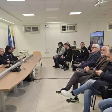 coc pozzuoli Prefetto di Napoli incontra i sindaci dell’area flegrea. Fa visita al Coc di Pozzuoli. Preoccupa lo sciame sismico