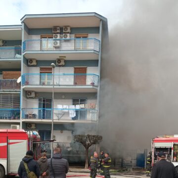 Volla. Deposito di abbigliamento in fiamme, alcuni intossicati in ospedale. Evacuato un palazzo, residente: “Se fosse accaduto di notte saremmo ancora vivi?”