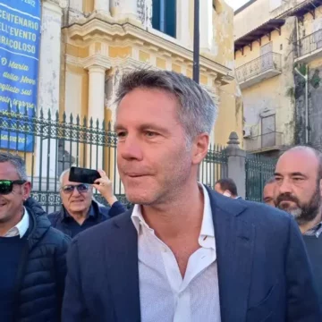 Rissa in campo, baby calciatori del  Savoia di Emanuele Filiberto mandati a pulire spiagge