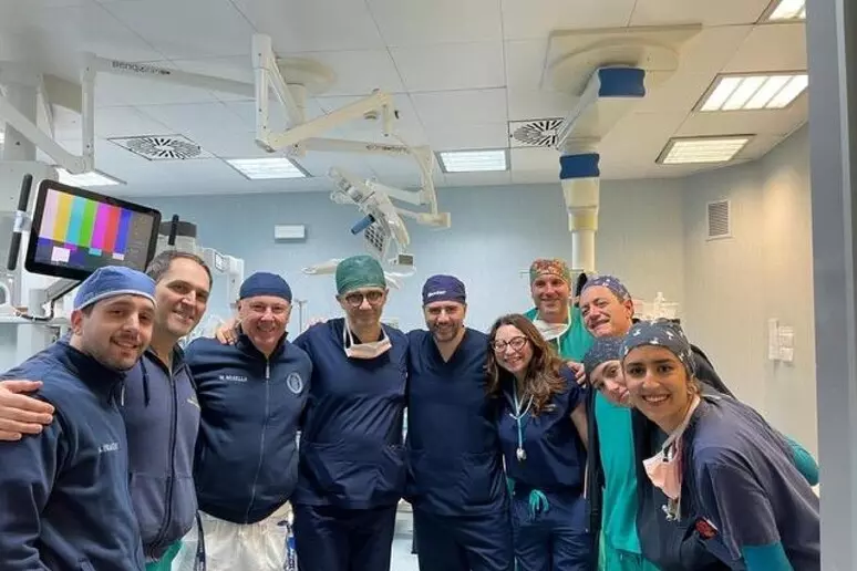 federico II INTERVENTO CHIRURGICO Napoli. Asportazione della tiroide in chirurgia robotica, fatto all’Azienda Ospedaliera Universitaria Federico II