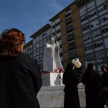 Il Papa ‘è sveglio, non ha dolori, l’umore è buono’. Rosari tutte le sere a San Pietro.