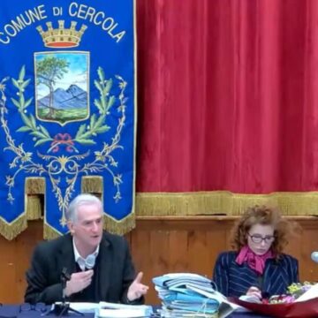 Cercola. Democrazia in default, presidente Giorgio Esposito ‘imbavaglia’ il consiglio comunale e ‘silenzia’ il segretario generale. Sindaco Rossi in fuga dal confronto politico: caos nelle istituzioni cittadine