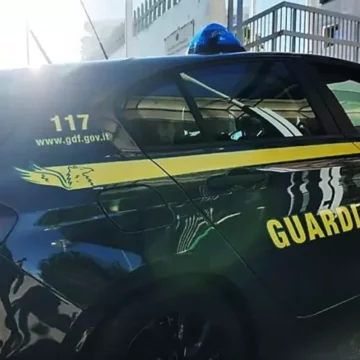 guardia di finanza - Vico Equense. Assenteismo e uso indebito delle auto, indagati 22 vigili. Guardia di Finanza sequestra tre cellulari e un pc
