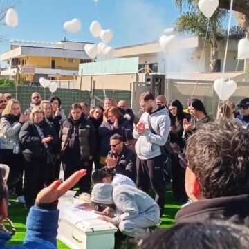 Volla. Ultimo saluto a Rita, parroco Don Francesco: “Quanto vale un uomo che conquista il mondo e perde la sua dignità?”  La bara accolta al centro sociale dei Supereroi con palloncini e fuochi d’artificio