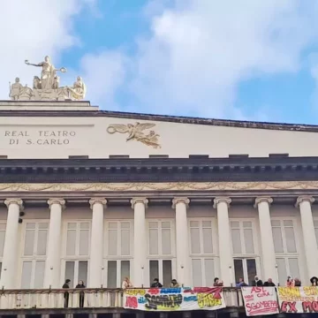 san carlo napoli lotta a casa Napoli. Lotta per la casa, occupato balcone San Carlo