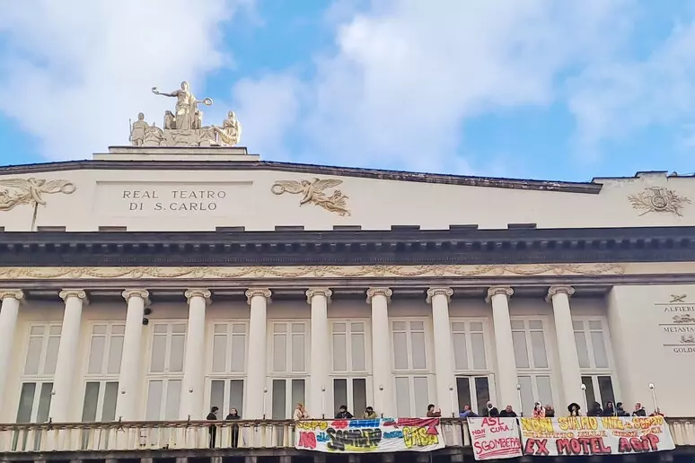 san carlo napoli lotta a casa Napoli. Lotta per la casa, occupato balcone San Carlo