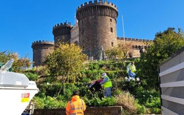 Napoli. Iniziata la rimozione degli accampamenti realizzati sugli spalti del Maschio Angioino