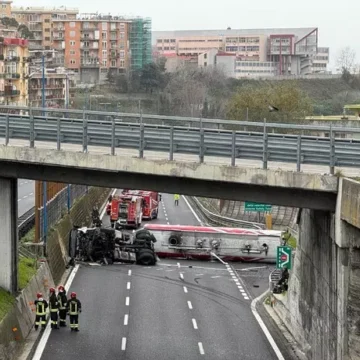 Napoli. Autocisterna si ribalta in Tangenziale. Traffico bloccato,  maxicode verso Pozzuoli