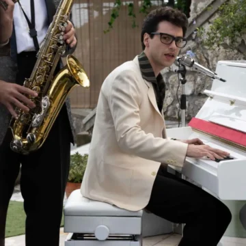 champagne 1 “Champagne – Peppino di Capri”, questa sera il film su Rai 1 alle 21,30