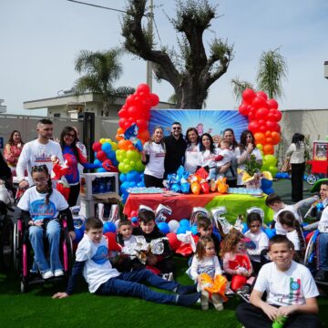 Volla. Spunta la ‘speranza sociale’ sotto al Vesuvio, inaugurato il Parco Giochi dei Supereroi. Arrivati Gianni Fiorellino e autorità del mondo istituzionale