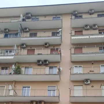 palazzo campi flegrei bagnoli evacuato Napoli. Sgomberato palazzo a Bagnoli, evacuate 40 famiglie. Effetto delle due ultime scosse ai Campi Flegrei