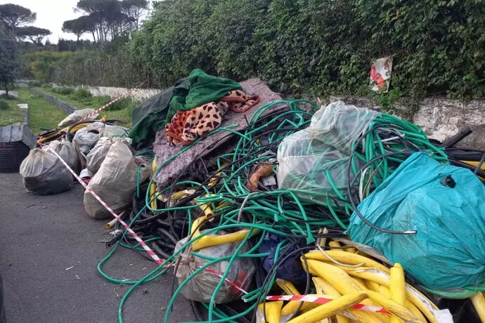 rifiuti vesuvio ansa Napoli. Smaltimento rifiuti illecito sventato a Scampia: la Polizia Locale intercetta un camion con una tonnellata di scarti di lavorazione conciaria