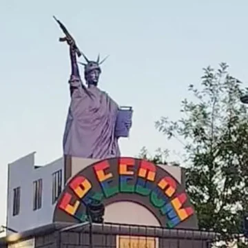 statua della libertà acerra Polemica ad Acerra. Sfila il ‘carro dei carcerati’ con la Statua della Libertà col mitra. Colonna sonora dei neomelodici che inneggiano i detenuti