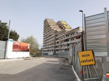 Napoli.  Iniziato l’abbattimento della Vela Gialla. Il sindaco Manfredi: “Impegno mantenuto. La democrazia si difende dando dignità a tutti”