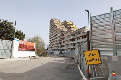 vele gialle scampia Napoli. Iniziato l’abbattimento della Vela Gialla. Il sindaco Manfredi: “Impegno mantenuto. La democrazia si difende dando dignità a tutti”