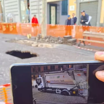 Napoli. Voragine al Vomero , ingoiato un compattatore per la raccolta dei rifiuti. Interrogazione erogazione idrica