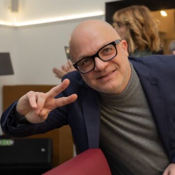 Affidamento diretto, fuori Me.Pa., servizio di grafica al consigliere comunale Fabio Miracolo,  rischio conflitto d’interessi per il sindaco Biagio Rossi.  Continua il nostro focus sulla spesa del fondo di ricerca all’INFN di Napoli